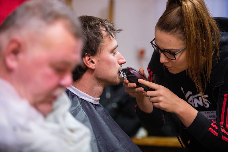 Charitativní skupinové holení Movember.