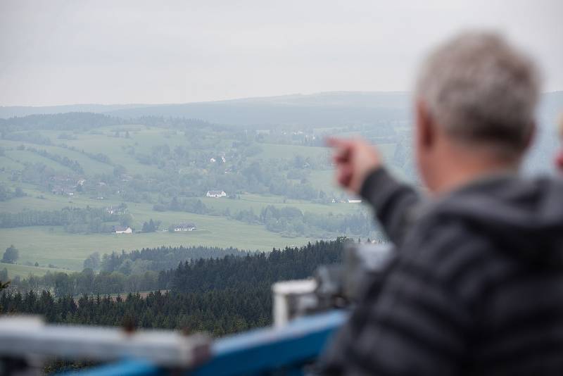 Na vrcholu Buchtova kopce se nachází radar  a budova Řízení letového provozu, monitorující vzdušný prostor nad Českou republikou.