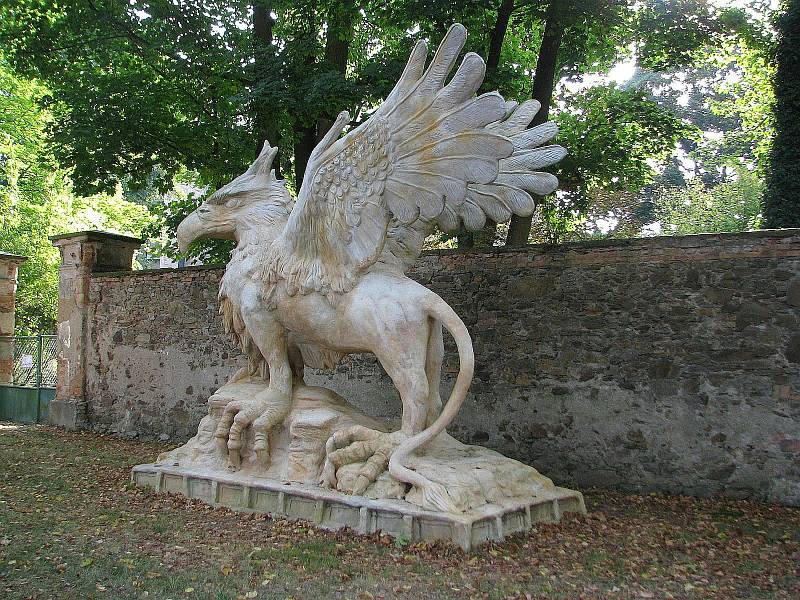 Betonové skulptury žďárského umělce Michala Olšiaka jsou rozsety po celé republice. Jejich největší koncentrace je ale na jeho rodné Vysočině. Na snímku Gryf v Pohledu na Havlíčkobrodsku