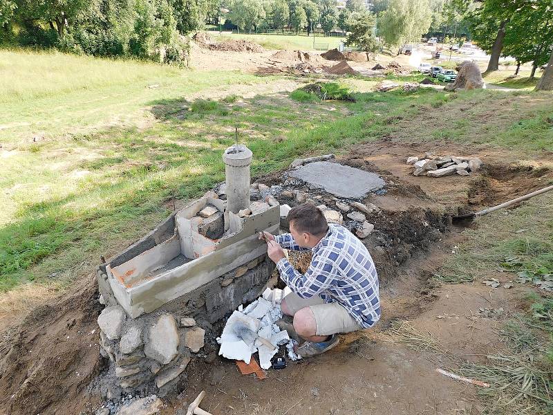 Brněnského modeláře Zdeňka Brachtla aktuálně zaměstnávají miniatury hradů kolem Svratky – do konce prázdnin jich bude k vidění pět a první část parku se zpřístupní veřejnosti.