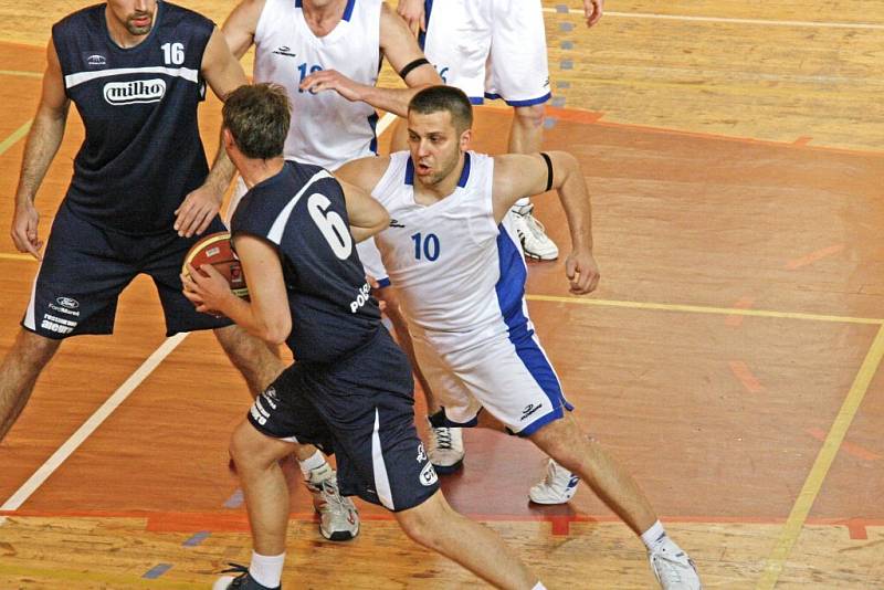 Žďárští basketbalisté  si poradili jak s Poděbrady (na snímku bránící Ivan Šafránek), tak nakonec i s „béčkem“ Nymburka a skončili na druhé příčce ve druhé lize. 