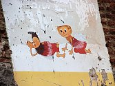 Ze zbouraného dětského oddělení zůstal jenom zbytek kresby včelích medvídků na stěně.
