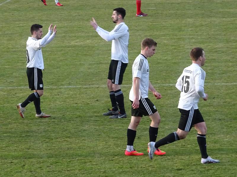 V úvodním jarní utkání zdolali fotbalisté Bystřice nad Pernštejnem (v bílých dresech) hostující Speřice (v červeném) 2:0. Oba góly vstřelil záložník Chloupek.