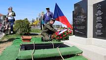 Ostatky sedmi vojáků Rudé armády, kteří zahynuli při osvobozování Žďárska na jaře 1945, byly v sobotu 25. dubna 2015 ve Žďáru nad Sázavou pietně uloženy do hrobu na novém hřbitově.