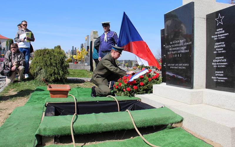 Ostatky sedmi vojáků Rudé armády, kteří zahynuli při osvobozování Žďárska na jaře 1945, byly v sobotu 25. dubna 2015 ve Žďáru nad Sázavou pietně uloženy do hrobu na novém hřbitově.