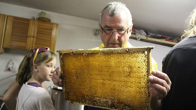 Novoměstští včelaři zvou rok co rok na exkurzi děti ze škol. Ukazují jim, jak se dělá med.