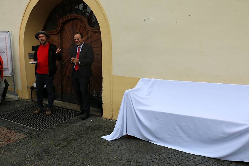 Před Horáckým muzeem nyní stojí nová lavička připomínající slavného novoměstského rodáka.