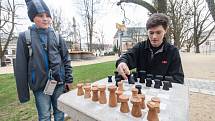 Hraní královské hry přímo pod širým nebem se už stalo v Novém Městě na Moravě tradicí. Letošní šachová sezona byla zahájena s novými dřevěnými figurkami. Ty jsou dílem žáků novoměstské Střední odborné školy.