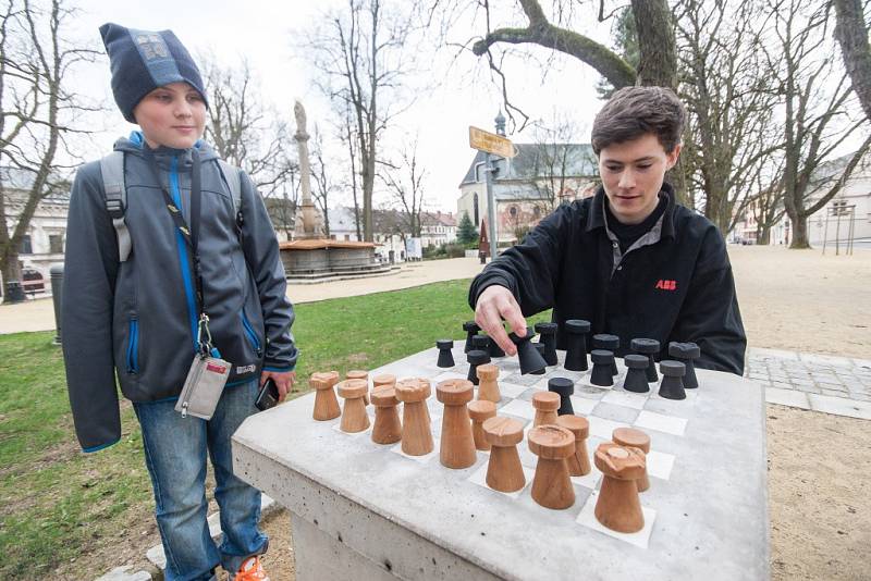 Hraní královské hry přímo pod širým nebem se už stalo v Novém Městě na Moravě tradicí. Letošní šachová sezona byla zahájena s novými dřevěnými figurkami. Ty jsou dílem žáků novoměstské Střední odborné školy.