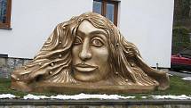 Betonové skulptury žďárského umělce Michala Olšiaka jsou rozsety po celé republice. Jejich největší koncentrace je ale na jeho rodné Vysočině. Na snímku Josefína v Hluboké u Krucemburku