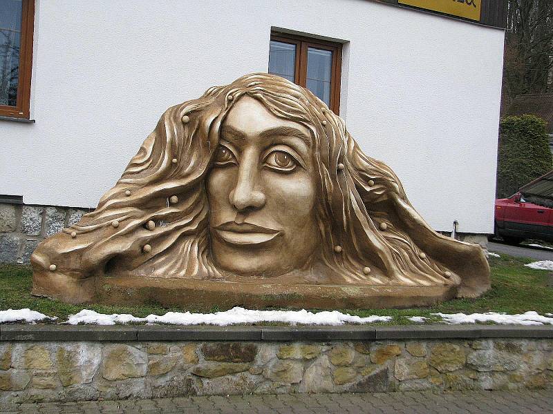 Betonové skulptury žďárského umělce Michala Olšiaka jsou rozsety po celé republice. Jejich největší koncentrace je ale na jeho rodné Vysočině. Na snímku Josefína v Hluboké u Krucemburku