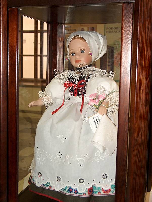 Krojované panenky mohou zájemci uvidět od 10. března v Košumberku v Lužích.