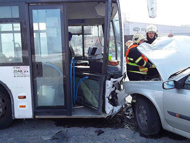OBRAZEM: Ve Žďáře se srazil osobní vůz s autobusem