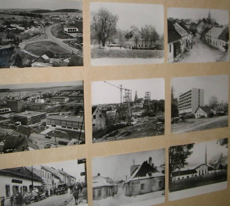 Řada snímků dokládá vývoj městské zástavby ve Žďáře.