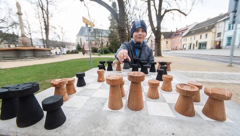 Hraní královské hry přímo pod širým nebem se už stalo v Novém Městě na Moravě tradicí. Letošní šachová sezona byla zahájena s novými dřevěnými figurkami. Ty jsou dílem žáků novoměstské Střední odborné školy.