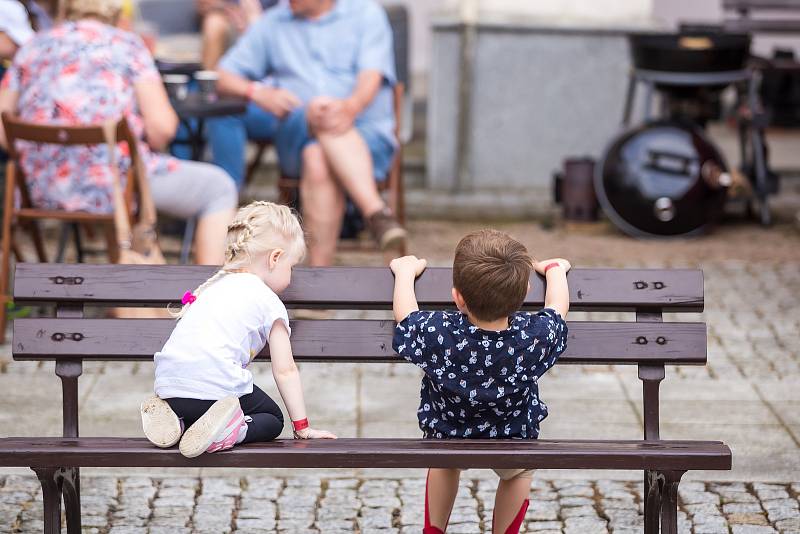 Na tři sta lidí si přišlo pochutnat na výborném jídle a hlavně podpořit stavbu Domova Pomněnka, který bude sloužit lidem s Alzheimerovou nemocí a jinými typy demence.