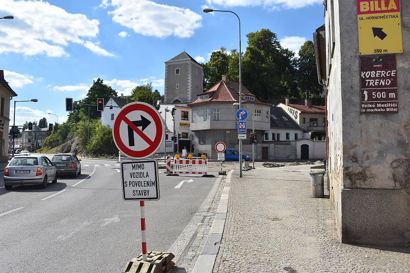 Doprava se zkomplikuje ještě více v polovině srpna, kdy se bude pokládat nový asfalt.