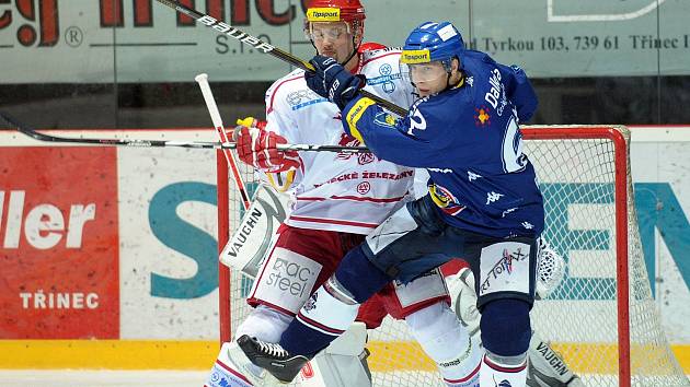 Při působení v Třinci se hokejový obránce Martin Lojek (v bílém dresu) dočkal v sezoně 2010/2011 mistrovského titulu.