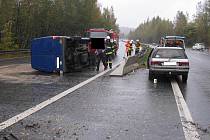  Ke srážce dvou osobních aut došlo na dálničním přivaděči mezi Jihlavou a Havlíčkovým Brodem. Jeden z vozů skončil po nehodě na boku. 
