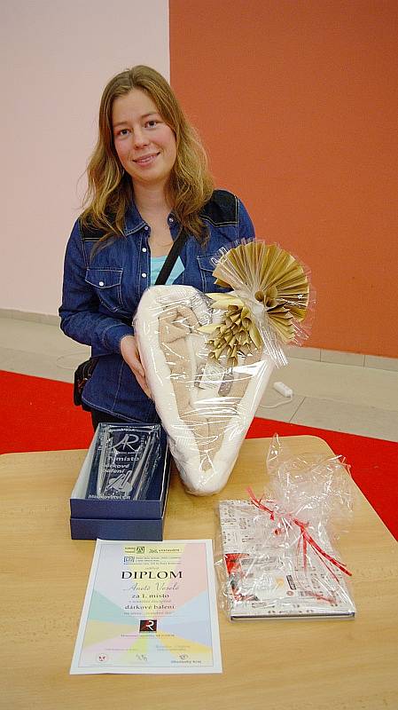 Vítězka disciplíny dárkové balení Aneta Veselá s výsledkem své práce.
