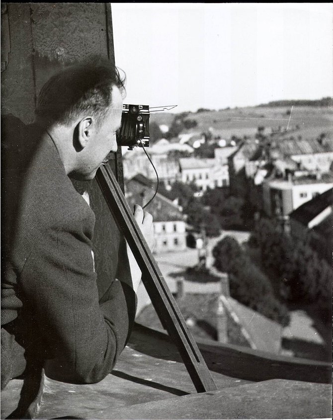 Vilém Frendl fotí měnící se Žďár z ochozu věže kostela svatého Prokopa – činil tak průběžně od roku 1938 až do roku 1995.