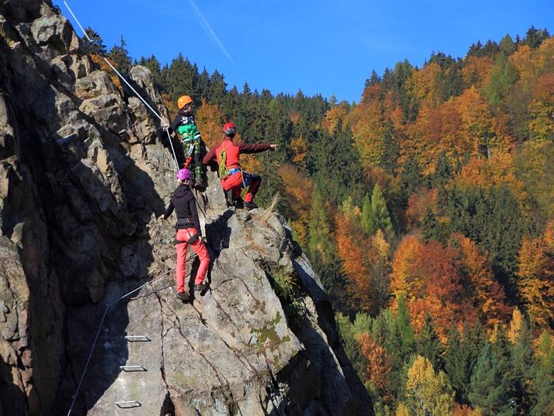 Na skalách ve Víru na Bystřicku vznikly dvě zajištěné trasy pro turisty.