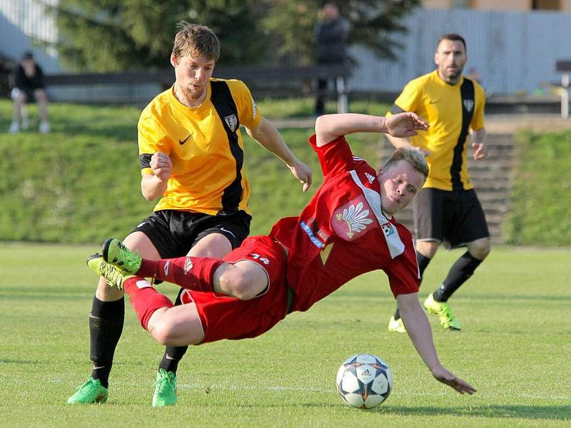 Rozjeté Velké Meziříčí B (v červeném) doma rozdávalo body. Chotěboř si odvezla vysokou výhru 3:0.