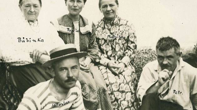 Jaroslav, Petr a Pavla Křičkovi se svou matkou Františkou a bábinkou, která byla inspirací pro Bábinčin maršovský valčík na fotografii z roku 1918. 