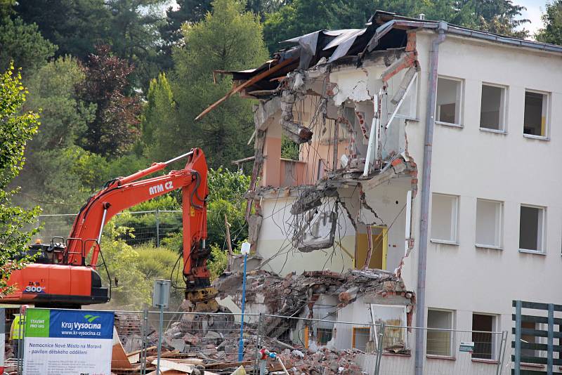 Do budovy dětského oddělení se "zakousla" lžíce bagru.