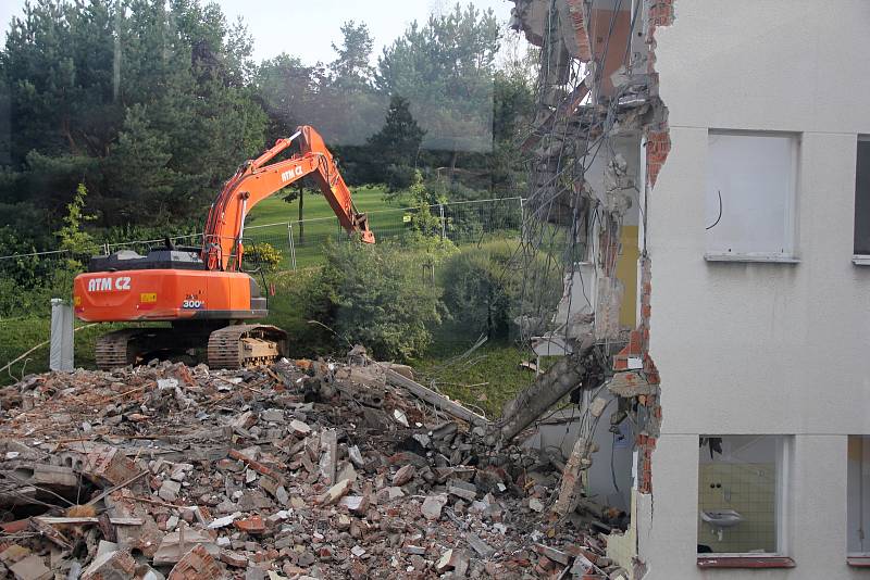 Do budovy dětského oddělení se "zakousla" lžíce bagru.