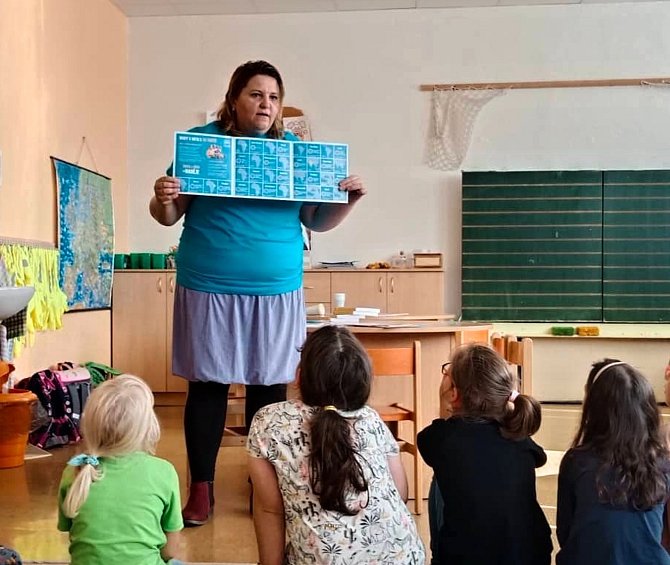 Sestřička z novoměstské nemocnice Hana Dusíková vařila dětem v Borech malawskou kaši.