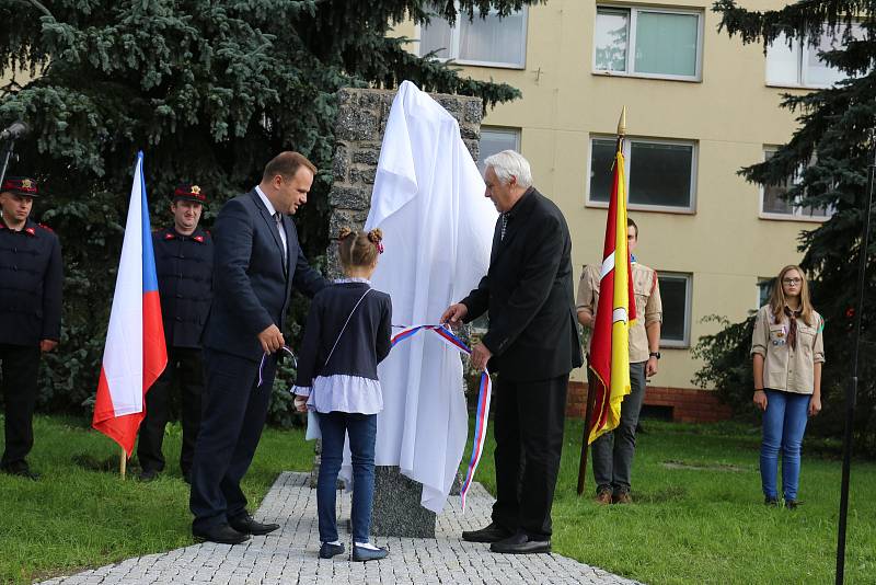 Slavnostního odhalení plastiky Lva od Vincence Makovského coby připomínky stého výročí vzniku Československé republiky se zúčastnily více než dvě stovky lidí.