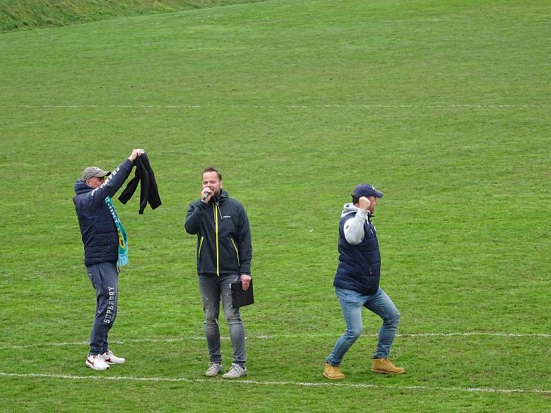 Při nedělním televizním utkání si fotbalisté Borů (v zelených dresech) i Bobrové (ve žlutém) užili mimo jiné i znělky z Champions League.