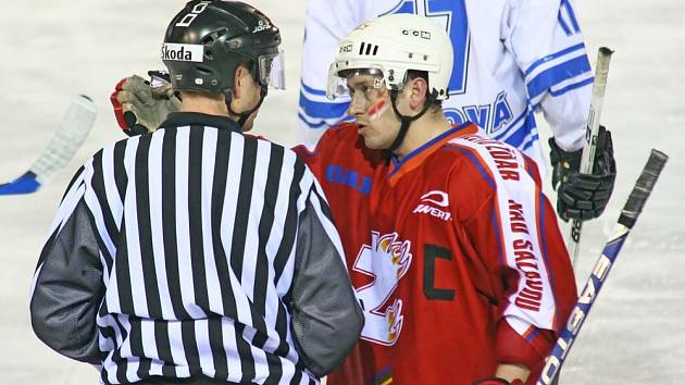 Kapitán druholigových žďárských hokejistů Jiří Plachý si řečněním s rozhodčím v duelu s Orlovou vysložil desetiminutový osobní trest. Ještě před tím ale stačil zatížit konto soupeře dvěma góly.  