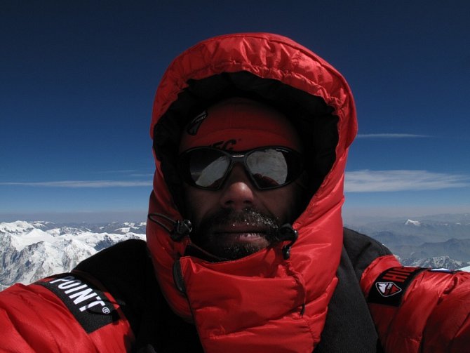 Na vrcholu osmitisícovky Manaslu (8163 metrů) Radek Jaroš stanul v poledne nepálského času letos 29. dubna. Vrcholové snímky se i přes problémy s paměťovou kartou podařilo zachránit. 
