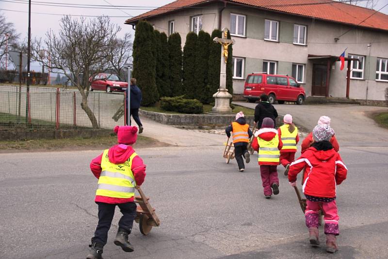 Zvony v Branišově nahradily děti s hrkacími trakaři