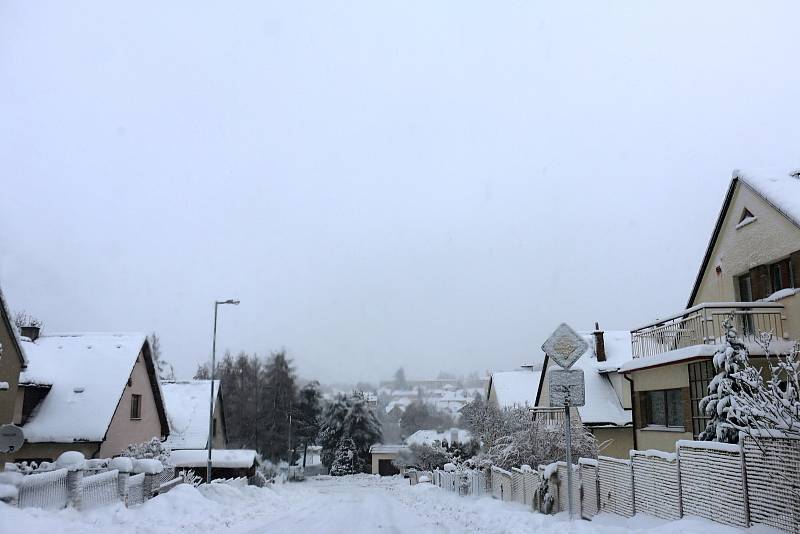 Lopata patřila k nezbytné výbavě. Sněhová nadílka byla opravdu štědrá.