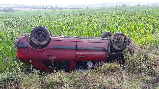 U Žďánice havarovalo osobní vozidlo, řidič skončil v péči zdravotníků
