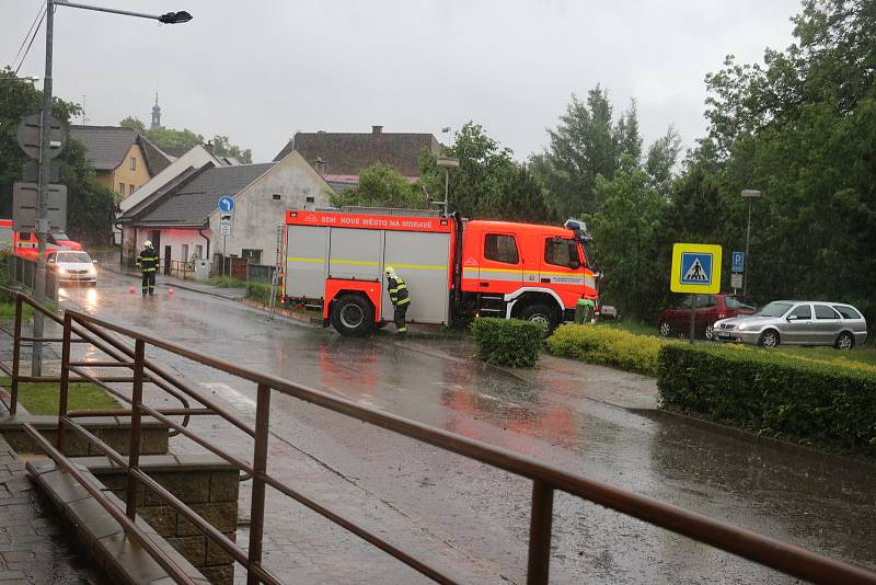 Ve Žďárské ulici musí hasiči v době přívalových dešťů otvírat kanály.