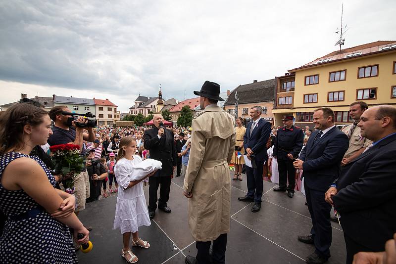 Téměř na den přesně se do Nového Města na Moravě vrátil po devadesáti letech první československý prezident Tomáš Garrigue Masaryk. Novoměští ho v sobotu při městských slavnostech Nova Civitas přivítali stejně jako 17. června 1928 – chlebem a solí. FOTO: 