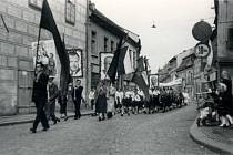 Prvomájové oslavy ve Velkém Meziříčí. Rok 1953.