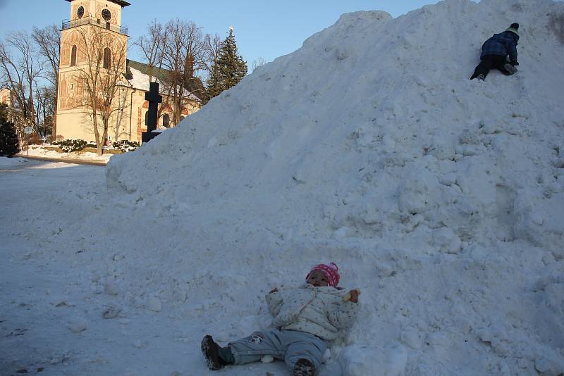 V minulých letech si dětii v centru Nového Městěana Moravě užívaly klouzání na hromadě sněhu.