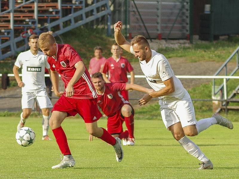 Se ziskem bodu v souboji s Velkou Bíteší nakonec byli divizní fotbalisté Bystřice nad Pernštejnem (v červeném) spokojeni.