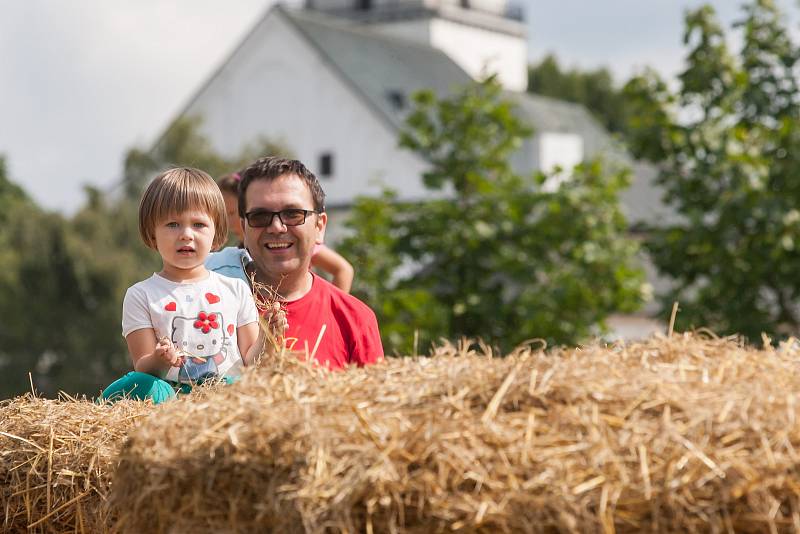 Bludiště ze slámy z autorské dílny sochaře a malíře Michala Olšiaka je nově postavené na Farských humnech ve Žďáře nad Sázavou.