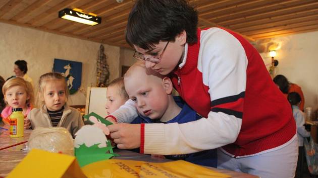 ZA STEJNOU PRÁCI MÉNĚ. Plat muže-živitele býval vždy vyšší. Ženy však pobírají často méně peněz i dnes, ačkoliv odvádějí stejné množství práce jako jejich kolegové. 