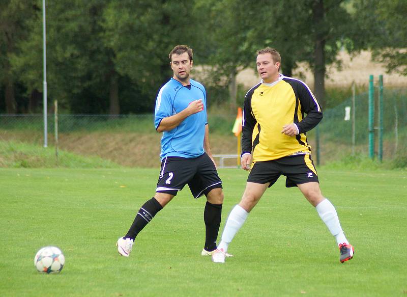 Devět gólů nasázelo v sobotu béčko Bystřice (v modrém) fotbalistům Křoví (v černých dresech).