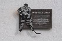 Tuto pamětní desku má český hokejový reprezentant Jaroslav Jiřík umístěnou na jeho rodném domě od neděle 14. října.