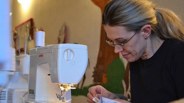 V projektu Tepláčky pro onkoláčky vznikly v Borech tři stovky oděvů pro nemocné děti.