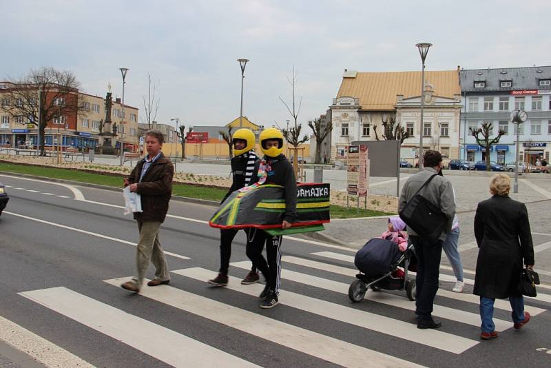 Žďárští studenti vybírali peníze na maturitní večírek.