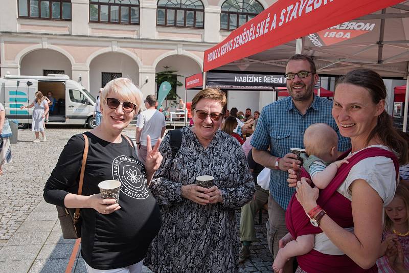 Na tři sta lidí si přišlo pochutnat na výborném jídle a hlavně podpořit stavbu Domova Pomněnka, který bude sloužit lidem s Alzheimerovou nemocí a jinými typy demence.